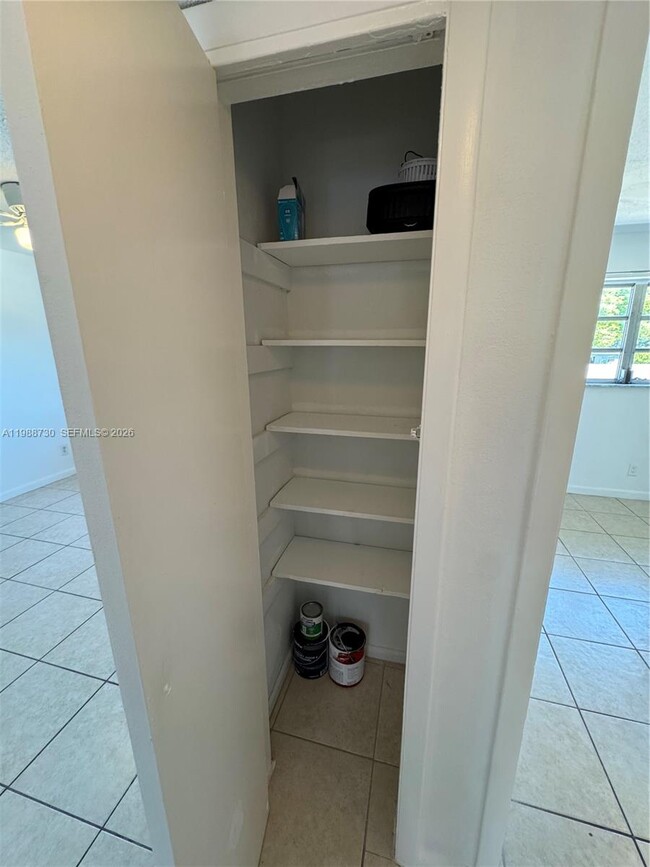 Building Photo - 4732 SW 33rd Ave