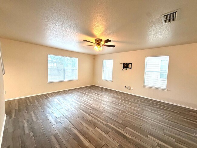 Building Photo - Lovely 3 Bedroom 2.5 Bath with easy access to shopping, schools, I-1604, I-410, Hwy 151, SeaWorld...