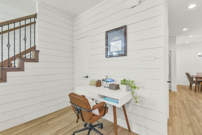 Building Photo - 5526 Hyde Park Dr