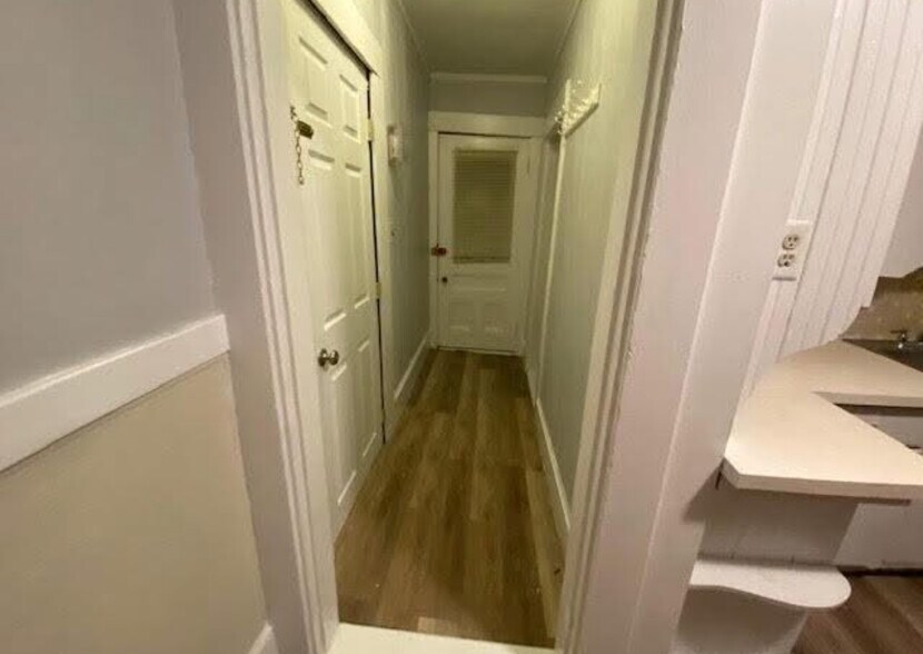 Building Photo - 718 Belmont St