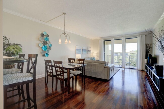 Building Photo - 500 Uno Lago Dr