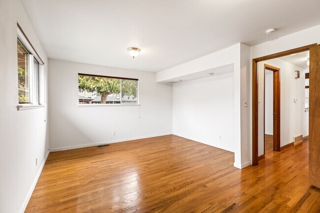 Building Photo - Lower Kennydale - Renton 4-bedroom 2.5 bath.