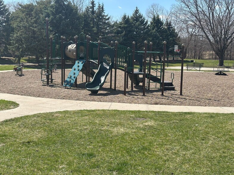 Building Photo - 1961 Four Seasons Dr