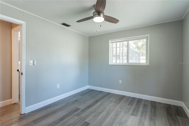 Building Photo - 2021 Valley Dr