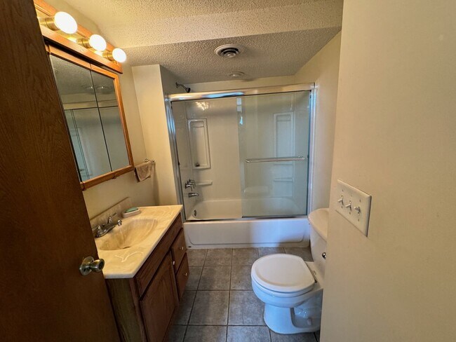 Building Photo - Beautiful 3 bedroom townhome in Maplewood.