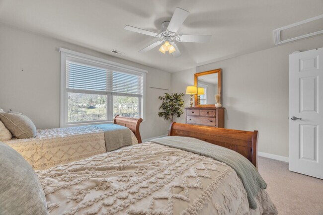 Building Photo - 270 Creatwood Trail