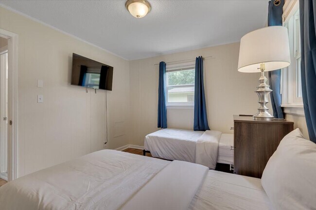 Building Photo - 210 Parthenia Dr