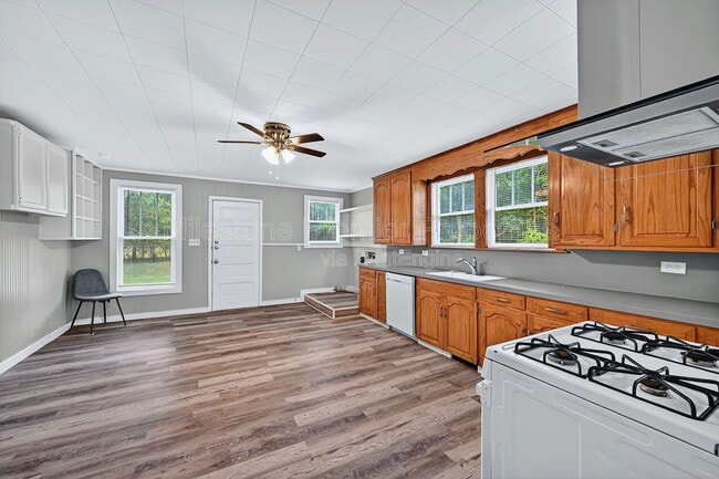 Building Photo - 300 W Moore St