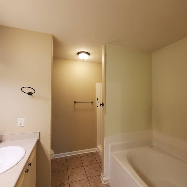 Building Photo - 3BR/2BA Just Minutes from MAFB!