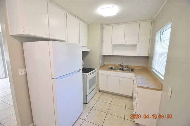 Building Photo - 10922 Hyacinth Ave