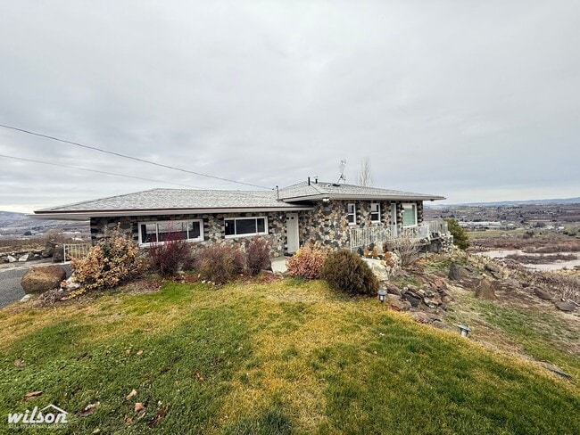 Building Photo - Beautiful 3-Bedroom Stunning Stone Home with Breathtaking Valley Views!