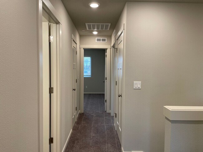 Building Photo - Lovely 4 Bed 2.5 Bath Home! Located near t...
