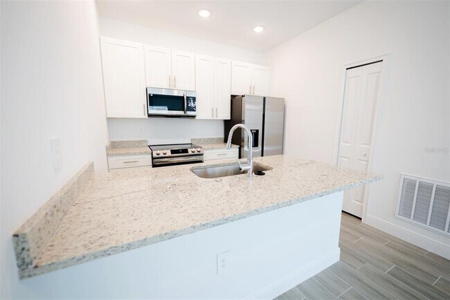 Building Photo - 1736 Pacific Rd