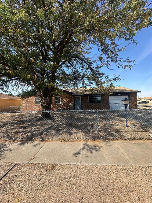 Primary Photo - Spacious 4 Bed Home! Large Backyard with a...