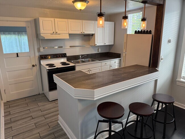 Primary Photo - Updated 2 bed 1 bathroom in the avenues!