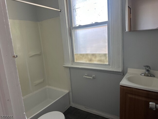 Building Photo - 98 Elm St