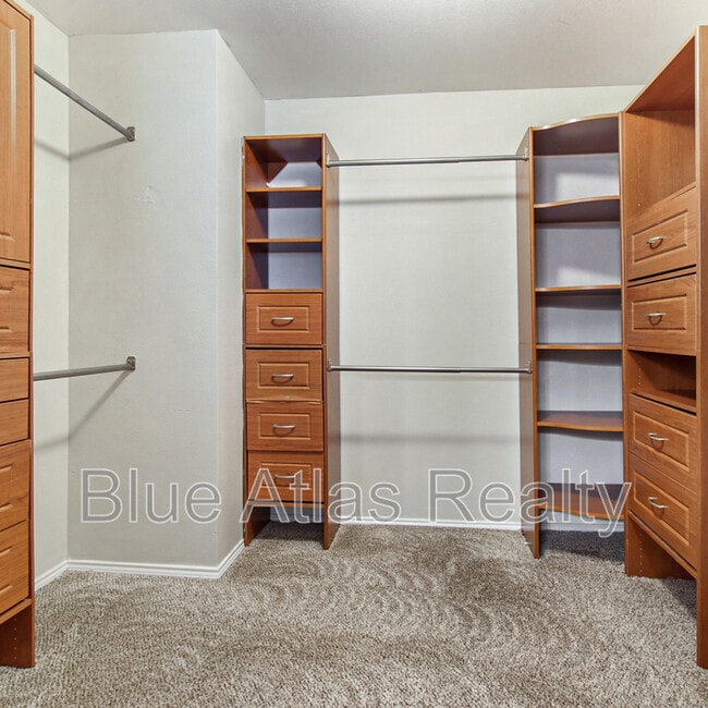 Building Photo - 542 Hickory Ln