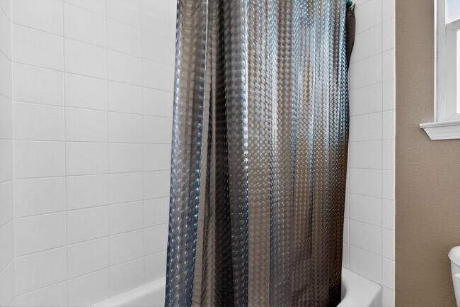 Building Photo - West Side 2/story 3 Bedroom 2.5 Bath 1605/sf 2/CG