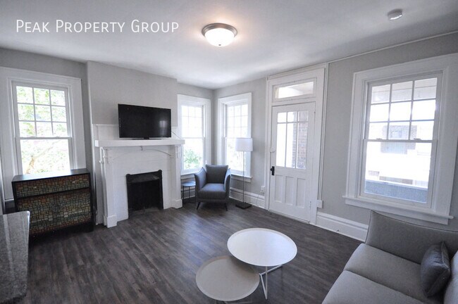 Building Photo - Available Now! Located in the Short North!...