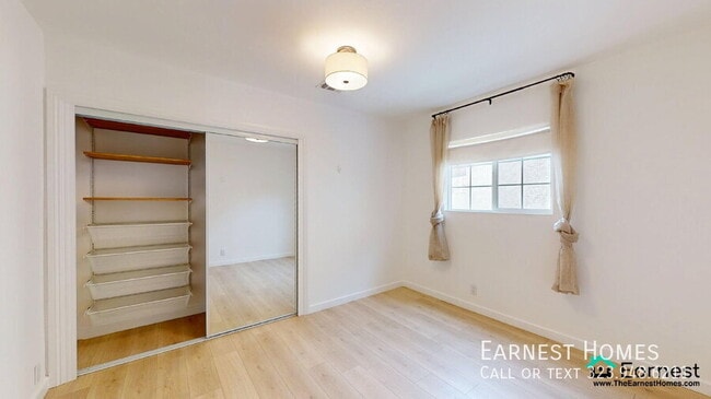 Building Photo - 2032 W 80th St
