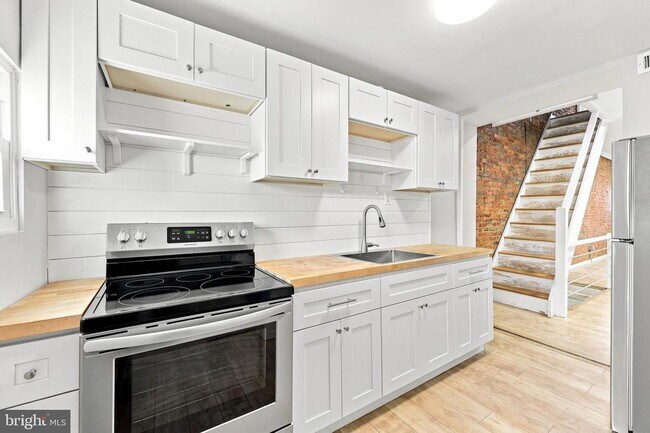 Building Photo - 2307 N Mascher St