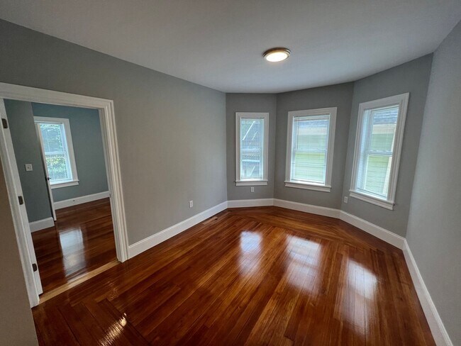 Building Photo - Renovated 4 bed 2 baths in Somerville.... Don't miss out!