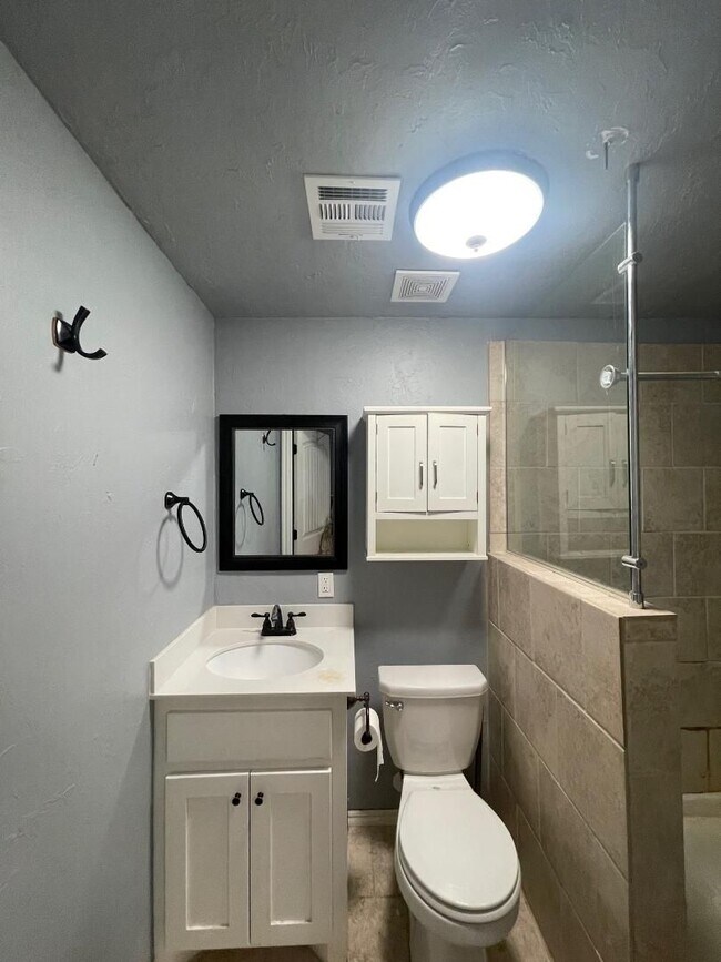 Building Photo - Adorable 4 Bedroom Home For Lease