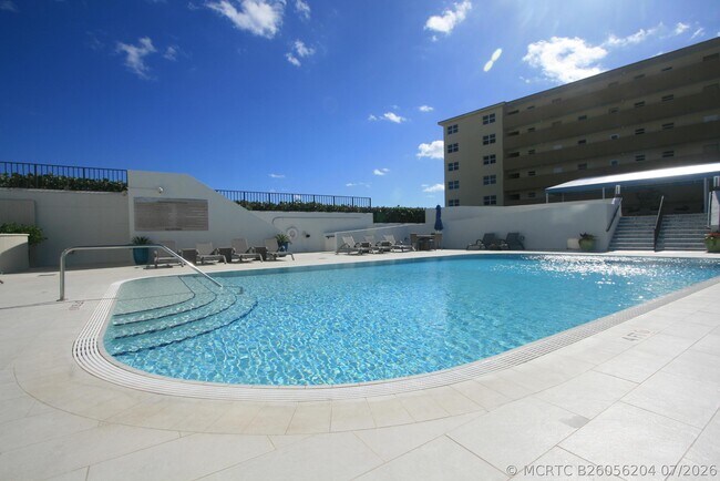 Building Photo - 250 S Ocean Blvd