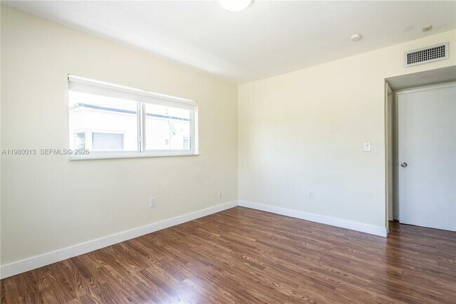 Building Photo - 1940 Biarritz Dr