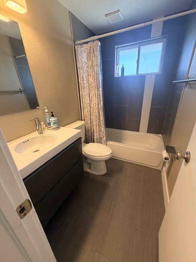 Building Photo - West Oak Triplex