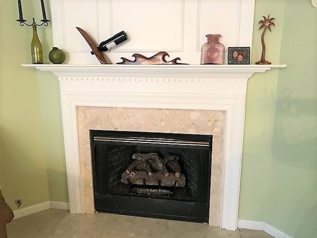 Building Photo - Beautiful Top Floor 2 Level 2 Bed 2.5 Bath Condo In Sought After Kingsgate Community