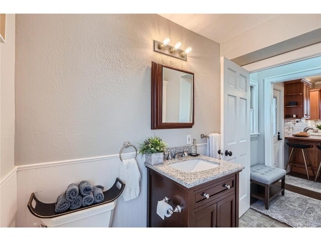 Building Photo - 1045 Lake St E