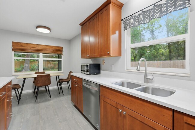Building Photo - Roomy 3 bedroom 2 bath with great fenced yard