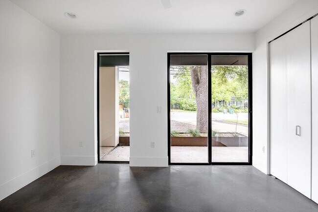 Building Photo - 1811 Justin Ln