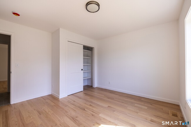 Building Photo - 330 Pleasantview Ave