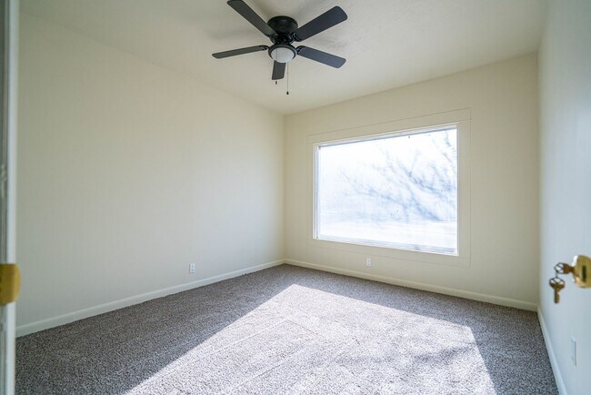 Building Photo - Spacious & Updated 5 Bed Home in Prime Ogden Location