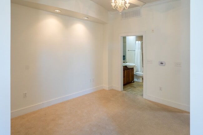 Building Photo - STUDIO Condominium next to Walnut Street B...