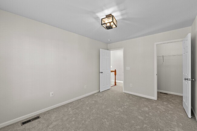 Building Photo - Embrace Elegant Living in Gainesville!