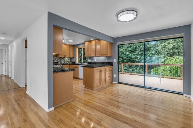 Building Photo - Three bedroom plus bonus room, and 2.5 bat...