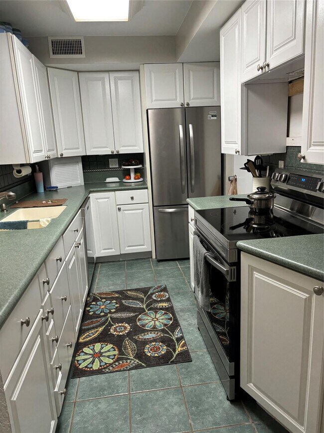 Building Photo - 900 River Reach Dr