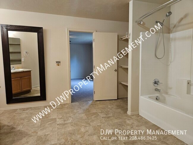 Building Photo - 4110 W Meadowpine St