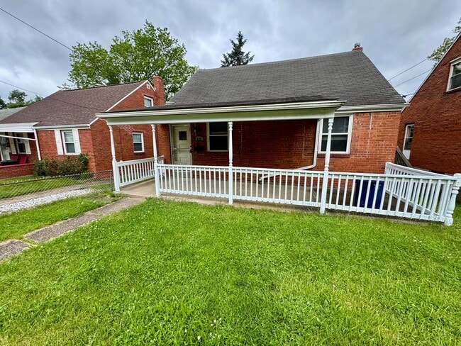 Building Photo - Charming 4 Bed 1.5 Bath house with BRAND NEW KITCHEN!!!