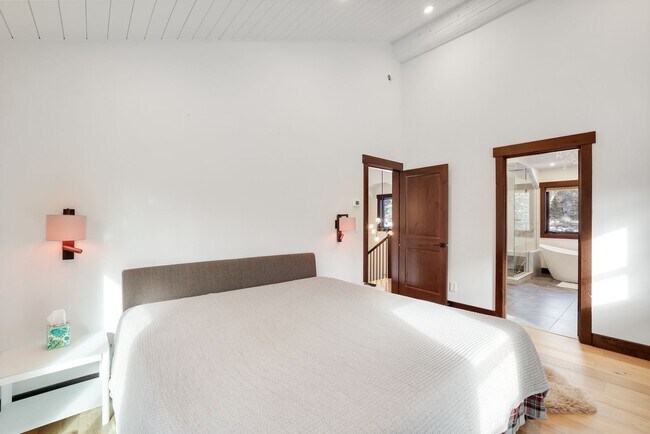 Building Photo - Luxury 3 bedoom/2.5 bathroom Home w/ Hot Tub