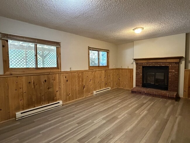 Building Photo - 2013 Custer Dr