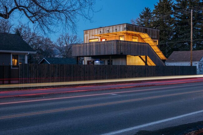 Building Photo - 602 N Willson Ave