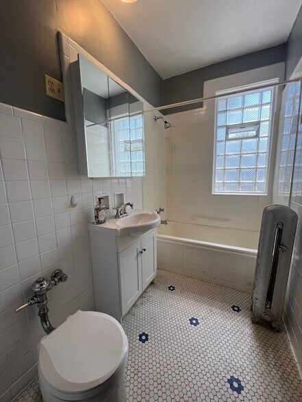 Building Photo - 5937 N Paulina St