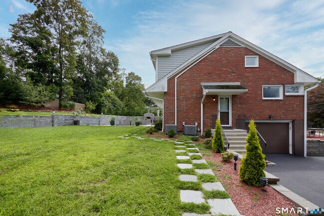 Building Photo - 1374 Huntington Turnpike