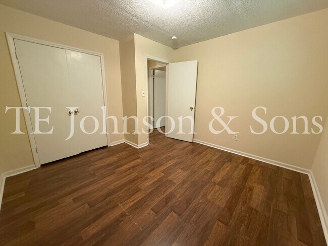 Building Photo - 1506 Oakshire-Water Included