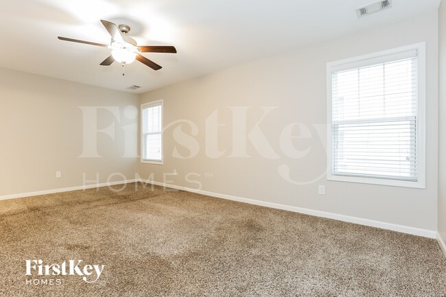 Building Photo - 22 E Newnan Rd