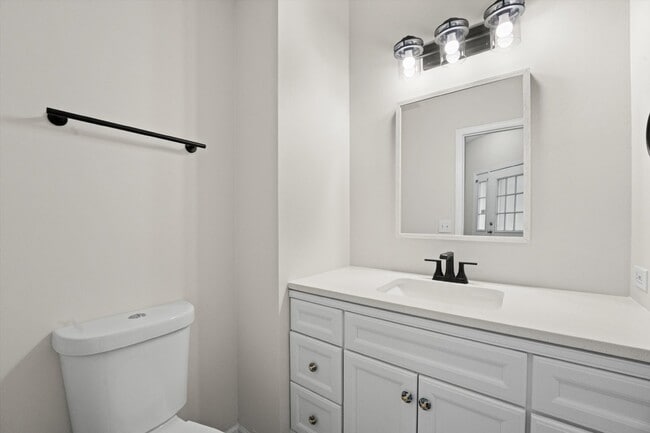 Building Photo - 2-Bedroom Townhouse in Waukegan - Gurnee School District